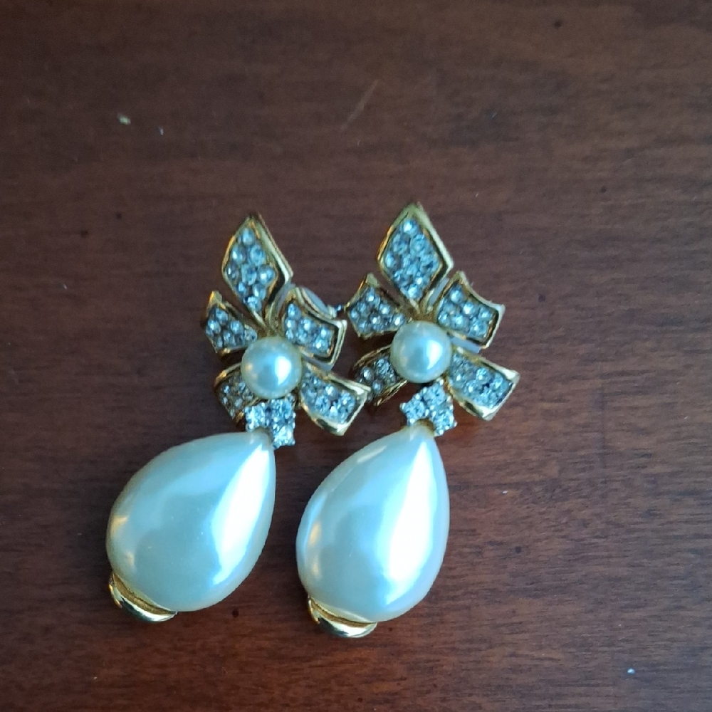 Vintage Unmarked Gold Tone Faux Pearl Sparkly Earrings